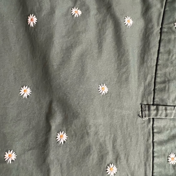 Khaki shorts with cute daisy print - Picture 3 of 3